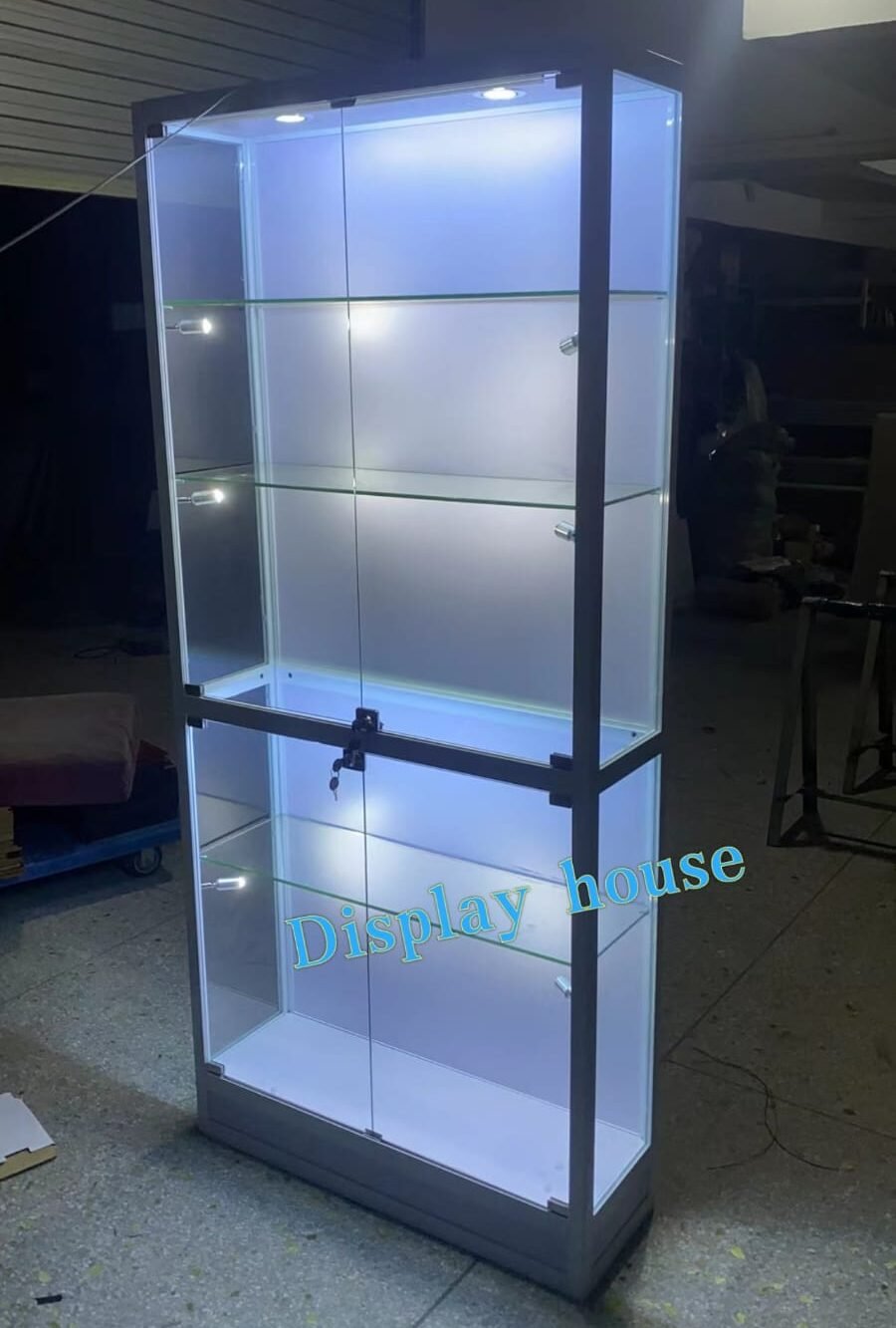 讓商品與收藏更閃耀：多功能展示櫃全方位指南