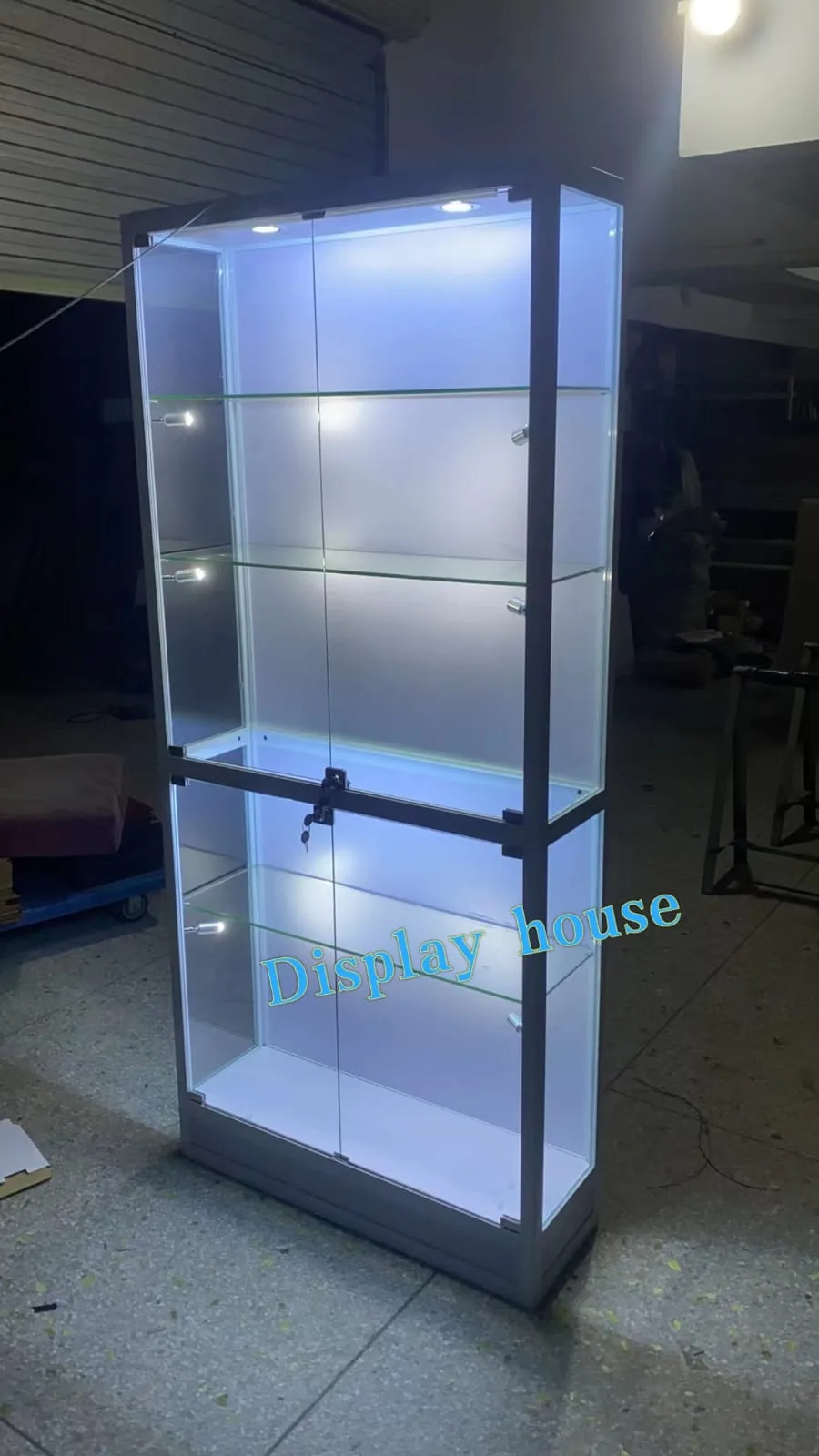 讓商品與收藏更閃耀：多功能展示櫃全方位指南